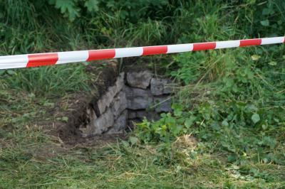 Mann stuerzt beim wandern in einem abgedeckten Schacht in Schwieberdingen